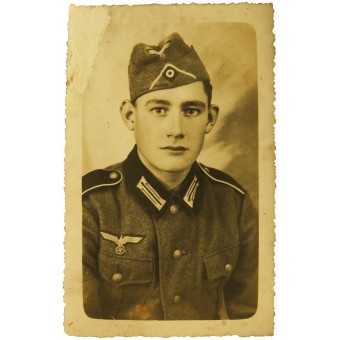 Wehrmacht -sotilas Nikolaus Mayer M36 -univormissa ja varuskunnan korkki. Espenlaub militaria